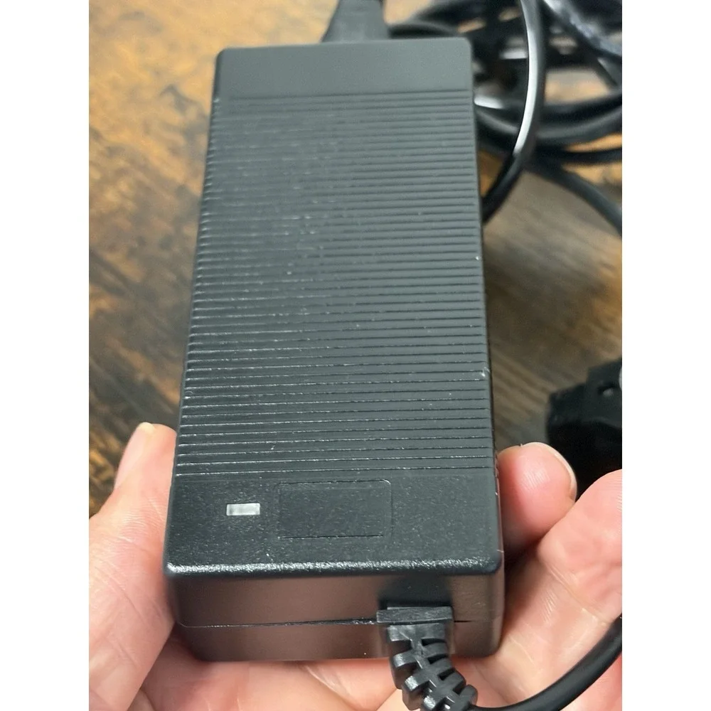 LBC-1C Portable D-Tap V-Mount Battery Charger DC 16.8V by Reytric